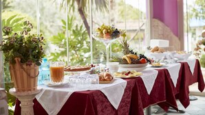 Petit déjeuner buffet servi tous les jours en supplément