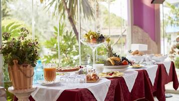 Tägliches Frühstücksbuffet (5 EUR pro Person)