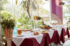 Tägliches Frühstücksbuffet (5 EUR pro Person)