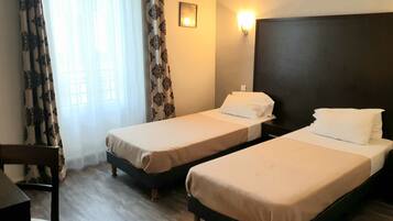 Individualmente mobiliados, escrivaninha, cortinas blackout