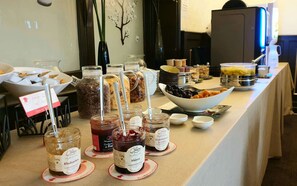 Petit déjeuner buffet (12.90 EUR par personne)