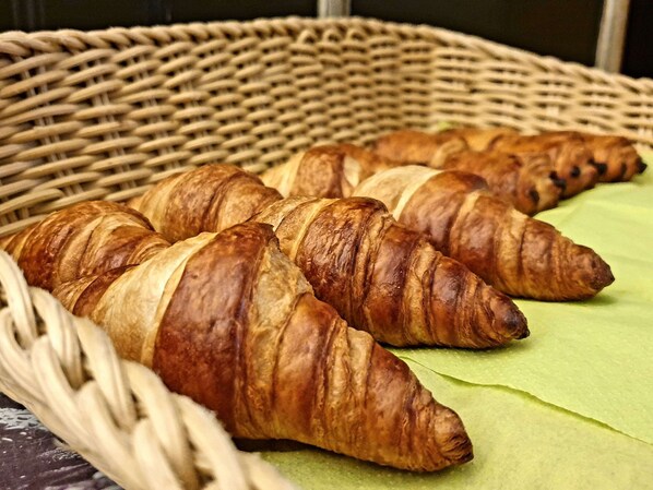 Se sirven almuerzos, cenas y cocina francesa 