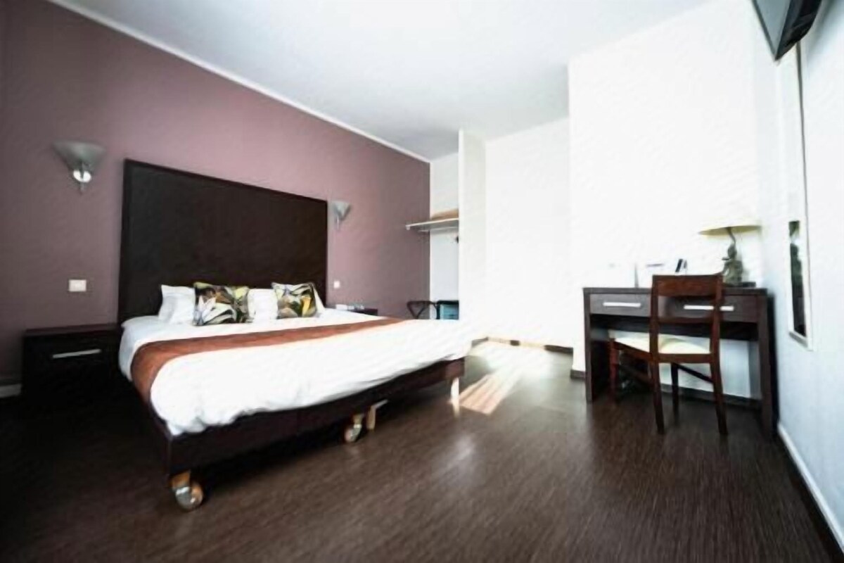 Escritorio, cortinas opacas, sistema de insonorización