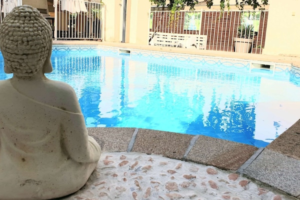 Una piscina al aire libre de temporada