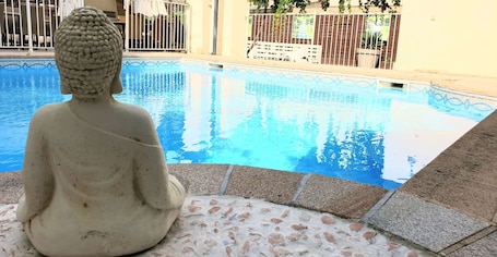 Una piscina al aire libre de temporada
