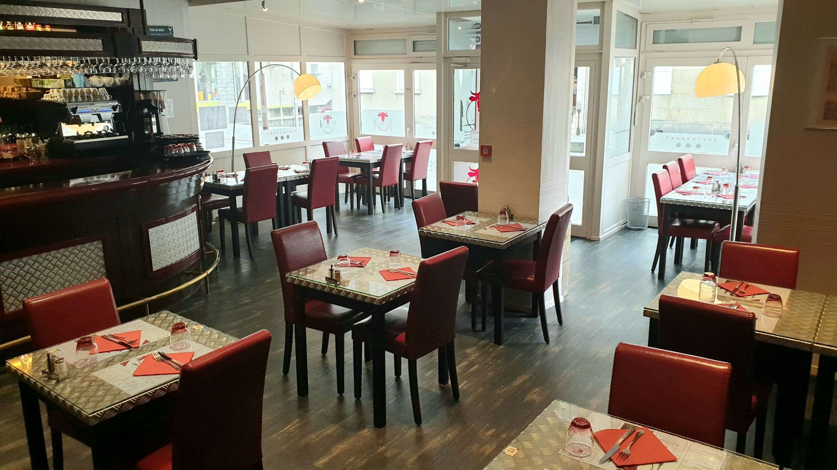 Déjeuner et dîner servis sur place, spécialités Cuisine française