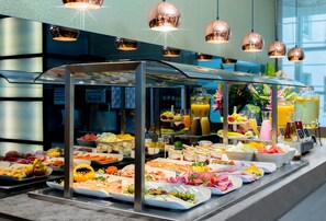 Buffet com diversos alimentos e bebidas.