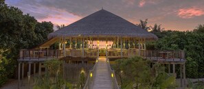 4 restaurants, breakfast, lunch, dinner served; Mediterranean cuisine  - Six Senses Laamu (Olhuveli)