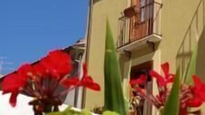 A building with a balcony and a window. - Locanda Alfieri (Termoli)