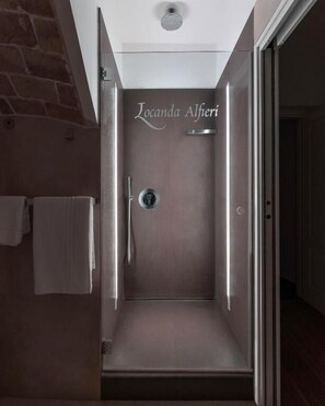 Shower, rainfall showerhead, free toiletries, hair dryer - Locanda Alfieri (Termoli)
