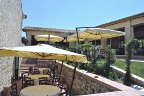 Outdoor dining - La Piana Dei Mulini (Colle d'Anchise)