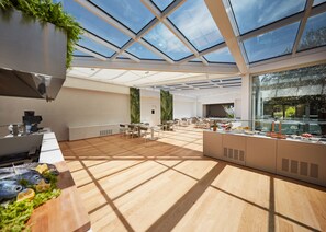 2 間餐廳;供應早餐、午餐、晚餐;地中海菜