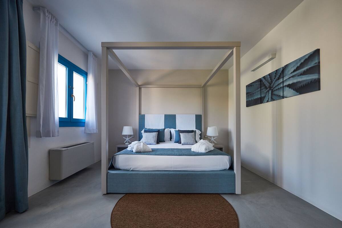 Deluxe Double Room | Minibar, in-room safe, free WiFi, bed sheets