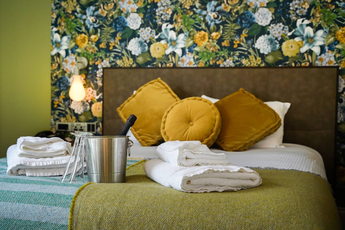 Escritorio, wifi gratis y ropa de cama