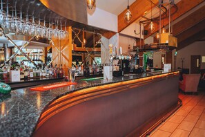 ให้บริการ: อาหารเช้า, อาหารกลางวัน, อาหารเย็น