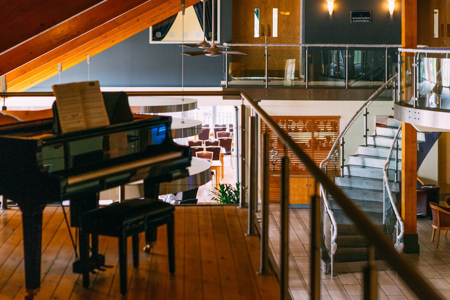 朝食、ランチ、ディナーに営業