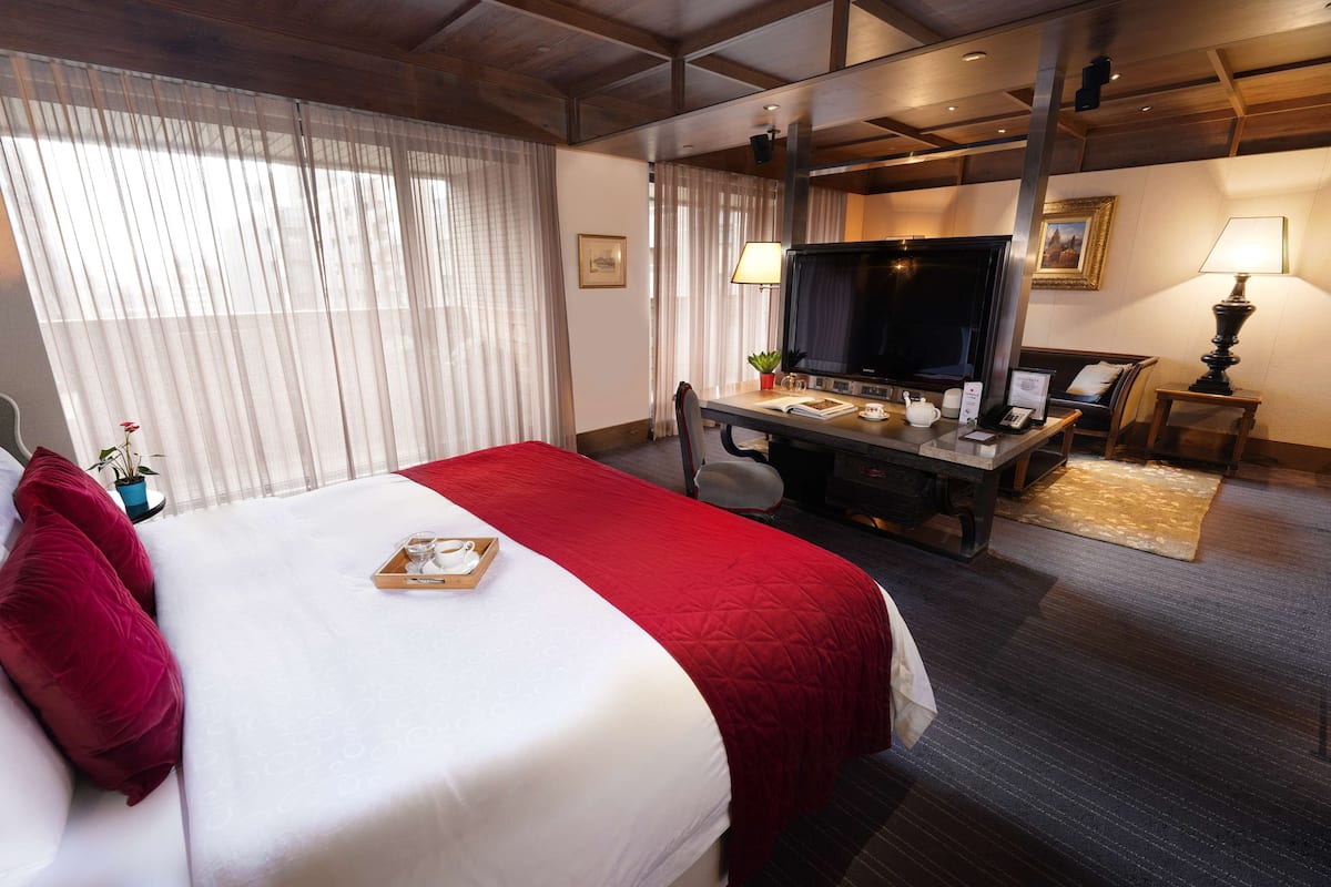 Suite Deluxe, 1 cama King size, con acceso al salón lounge del club (no free parking) | 1 habitación, ropa de cama de alta calidad y minibar