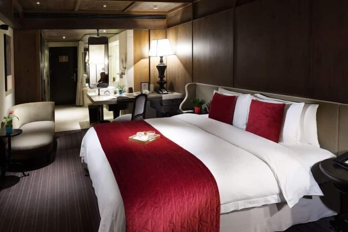 Premium bedding, minibar, in-room safe, desk