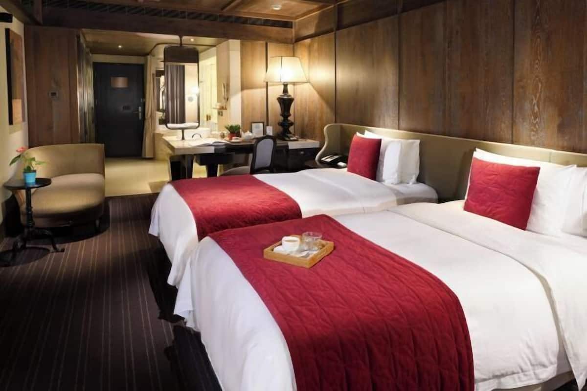 Premium bedding, minibar, in-room safe, desk