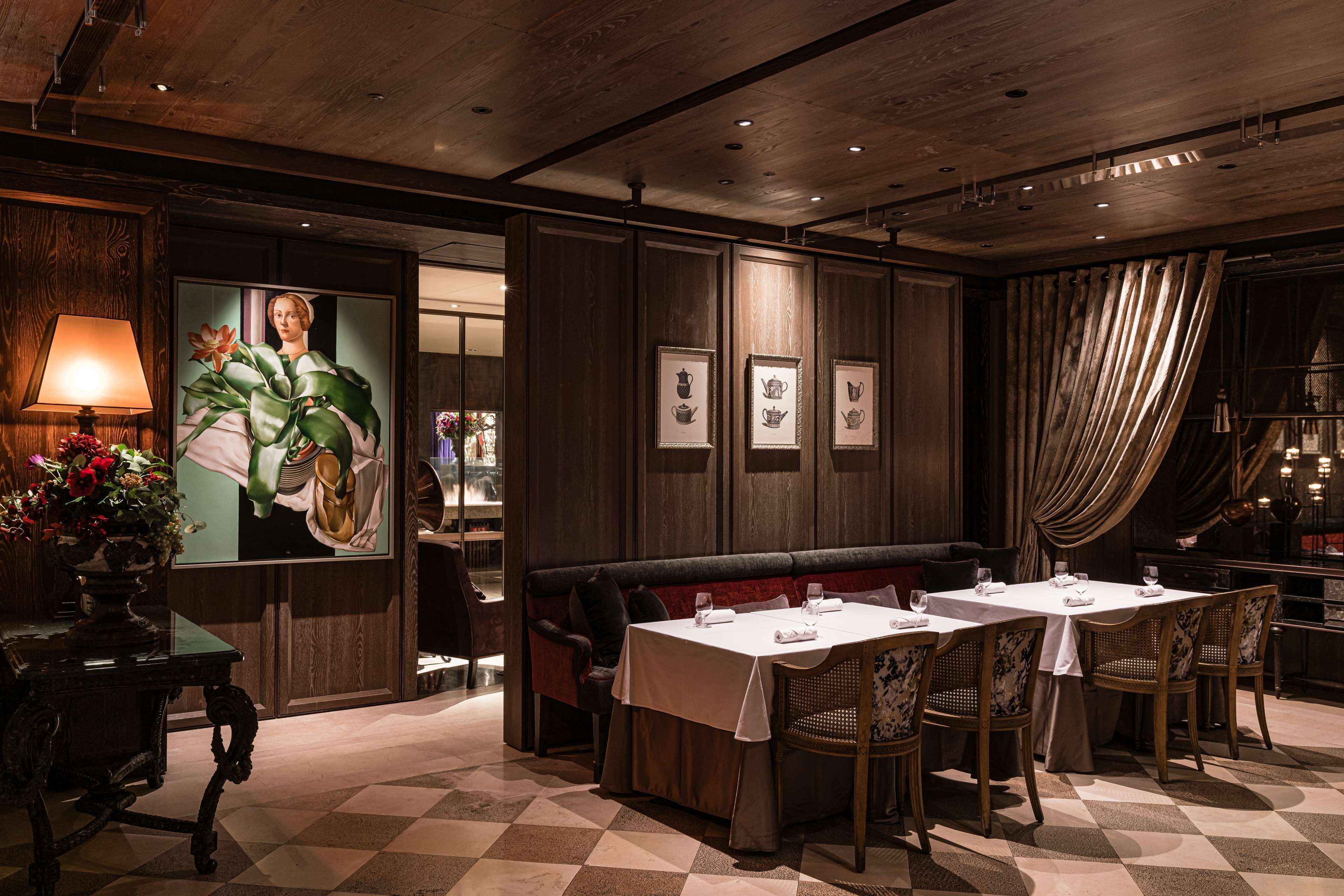 3 restaurants; lunch and dinner served