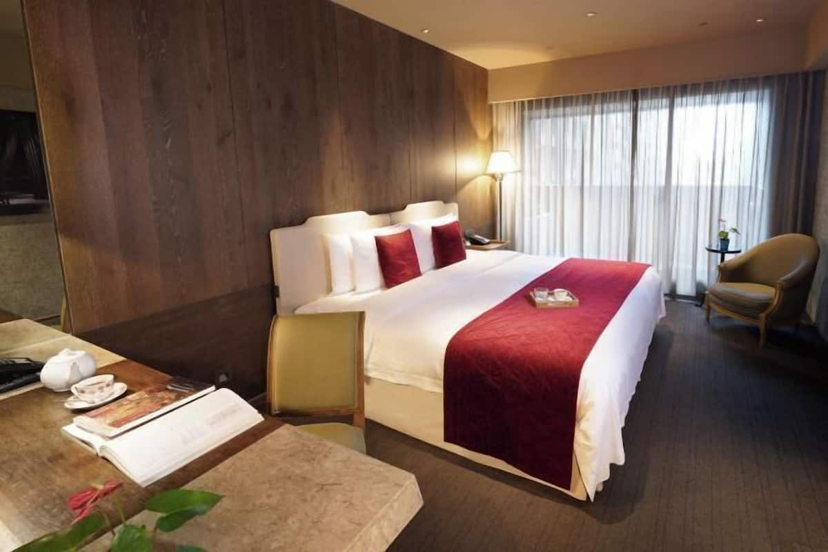 Premium bedding, minibar, in-room safe, desk