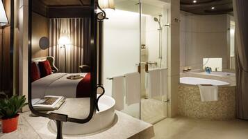 Prestige Club Superior Queen | Bathroom | Free toiletries, hair dryer, bathrobes, slippers