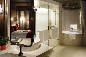 Prestige Club Superior Queen | Bathroom | Free toiletries, hair dryer, bathrobes, slippers - Palais de Chine Hotel (Taipei)