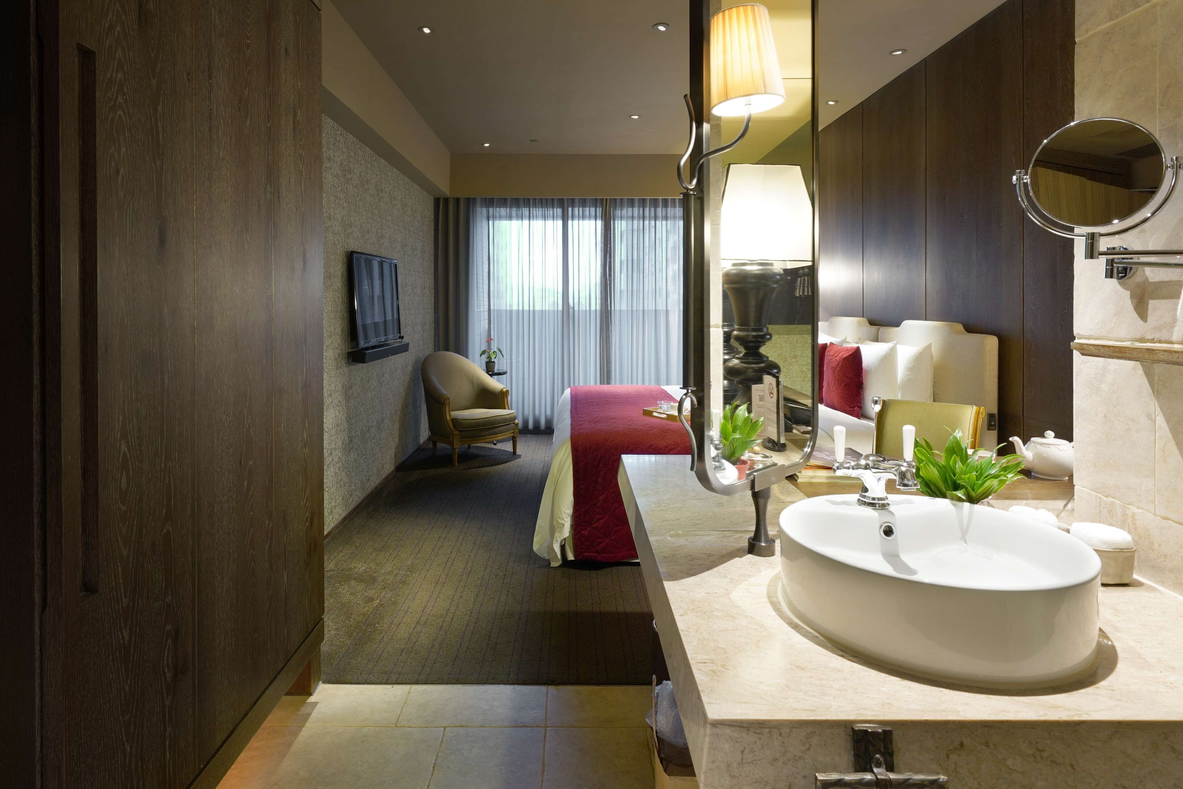 Premium bedding, minibar (free items), in-room safe, desk