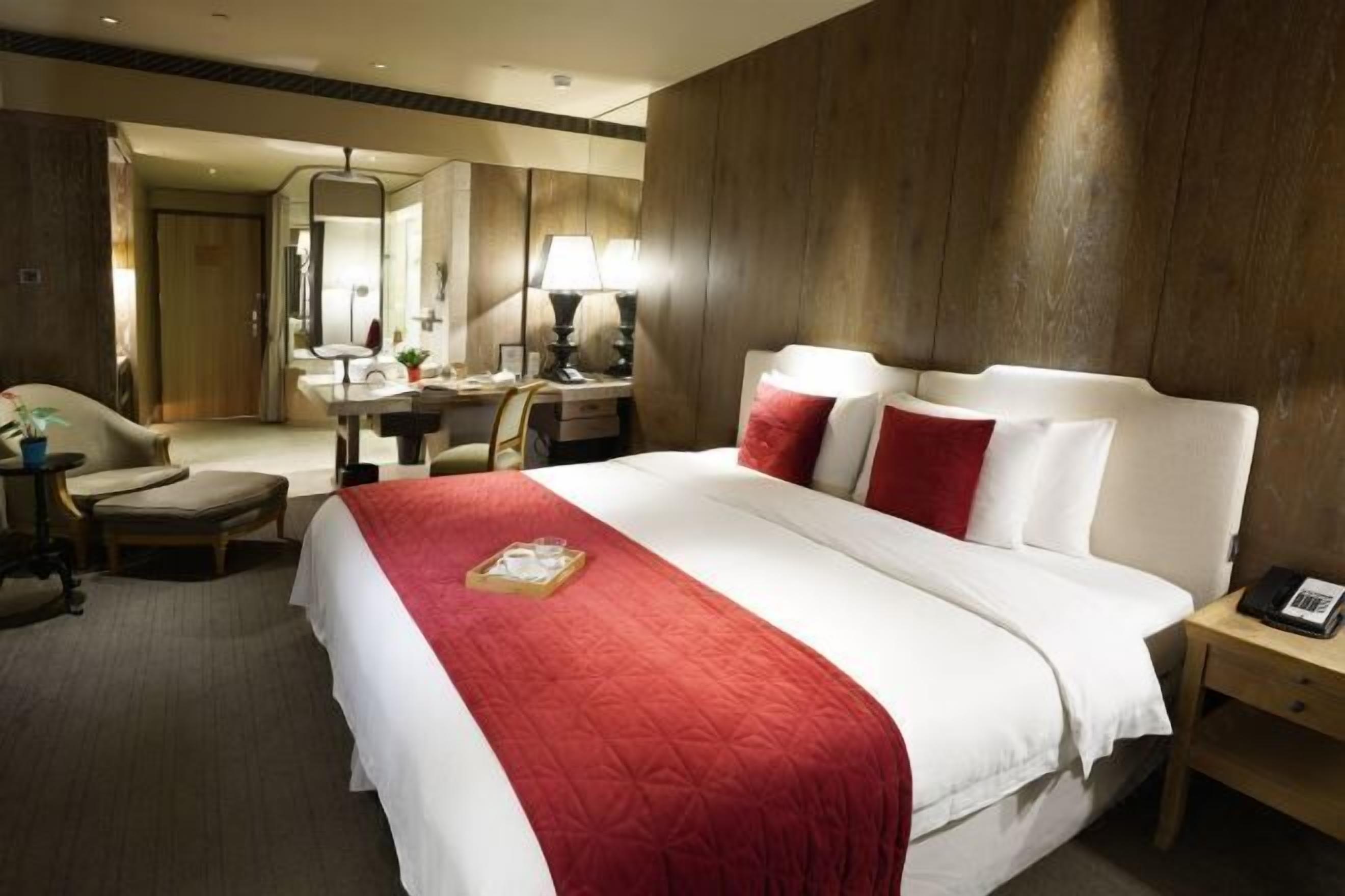 Premium bedding, minibar, in-room safe, desk