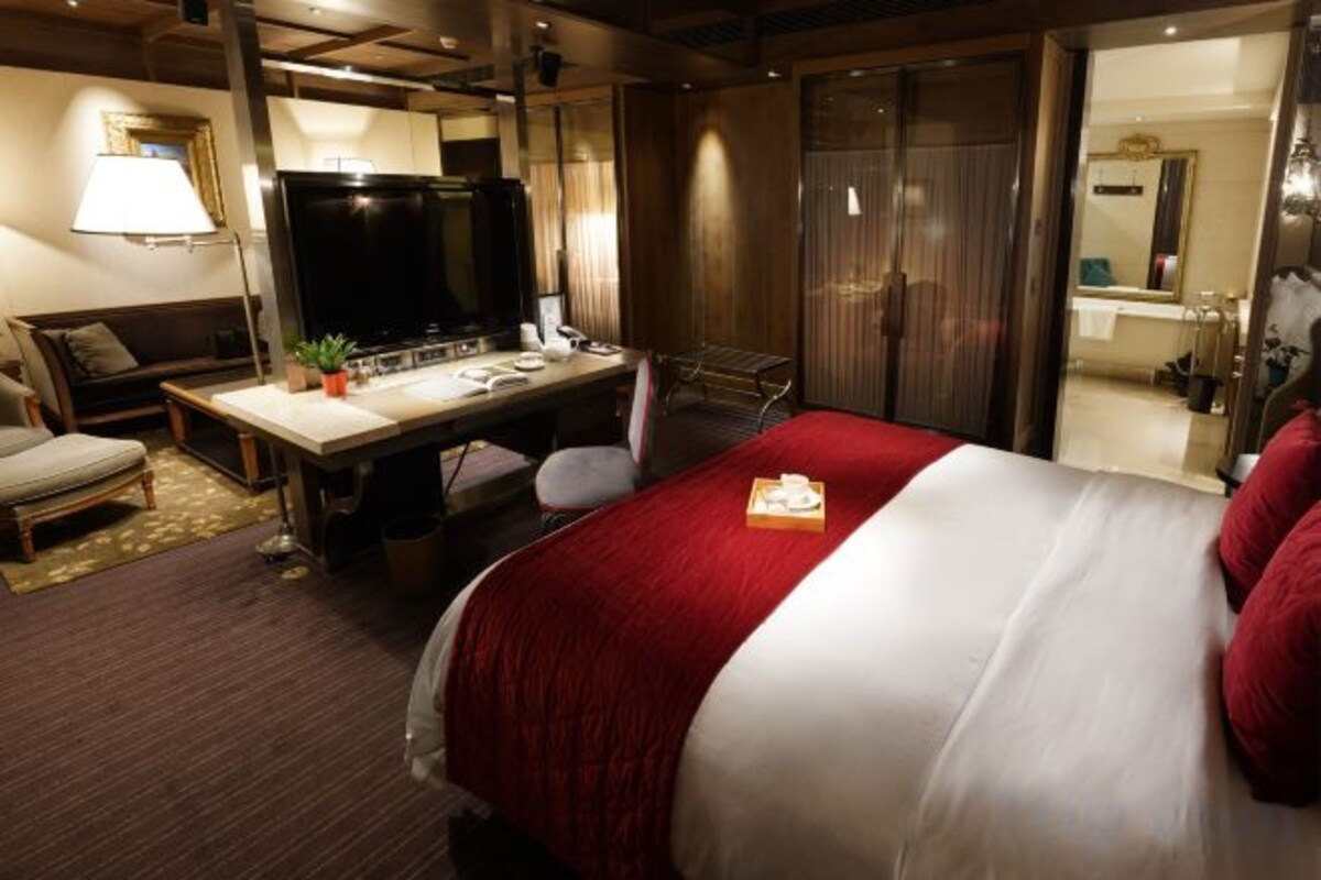 Premium bedding, minibar (free items), in-room safe, desk