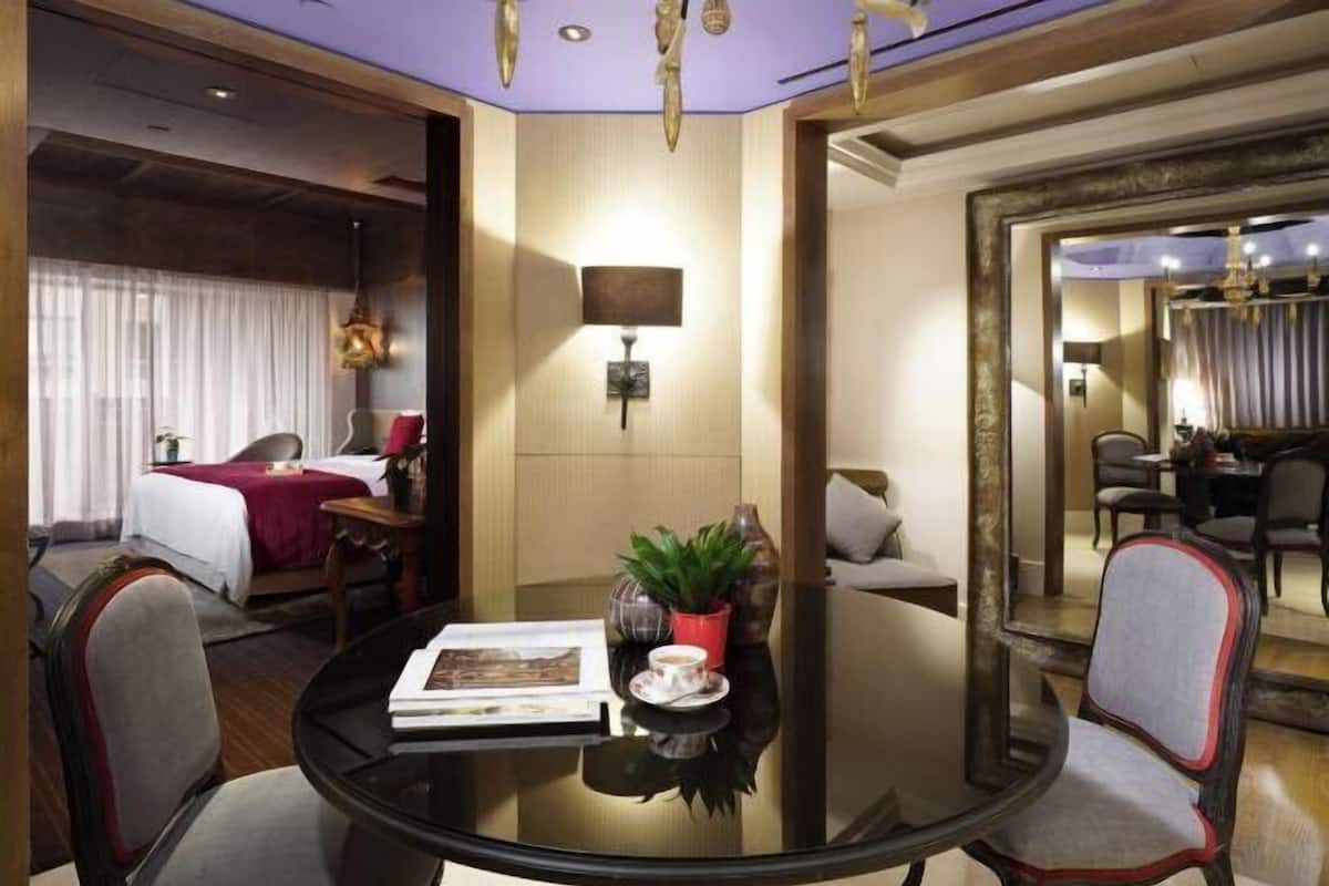 Premium bedding, minibar, in-room safe, desk