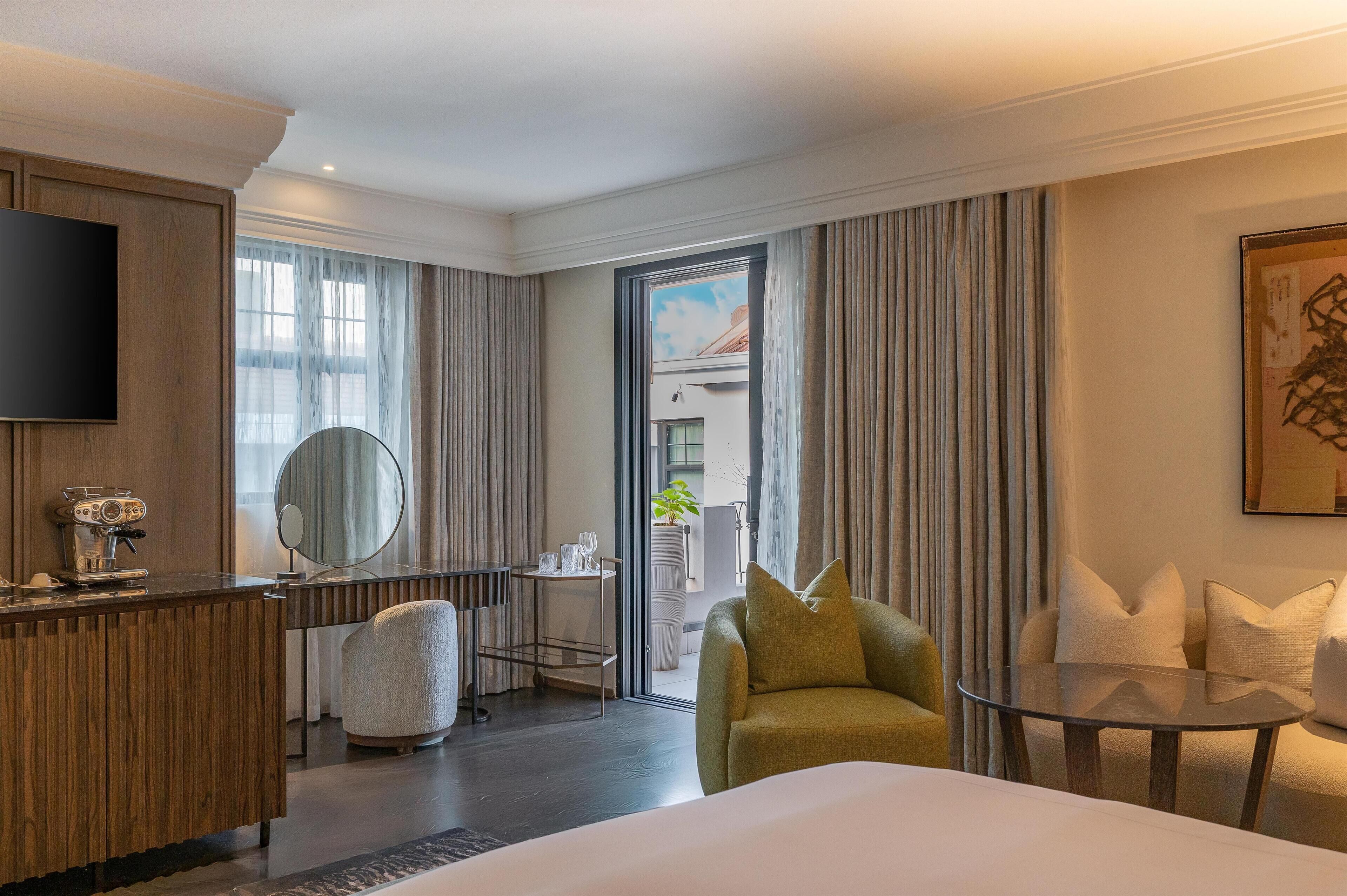 1 bedroom, Egyptian cotton sheets, premium bedding, down comforters