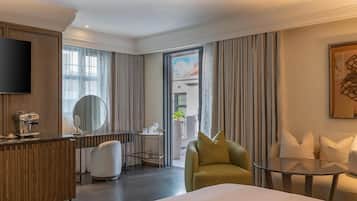 1 bedroom, Egyptian cotton sheets, premium bedding, down comforters