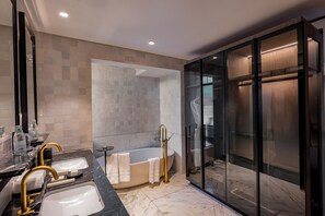 Suite Junior (with Garden) | Kamar mandi | Bathtub dan shower terpisah dan bathtub besar