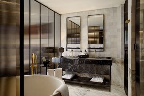 Baignoire et douche séparées, baignoire relaxante profonde