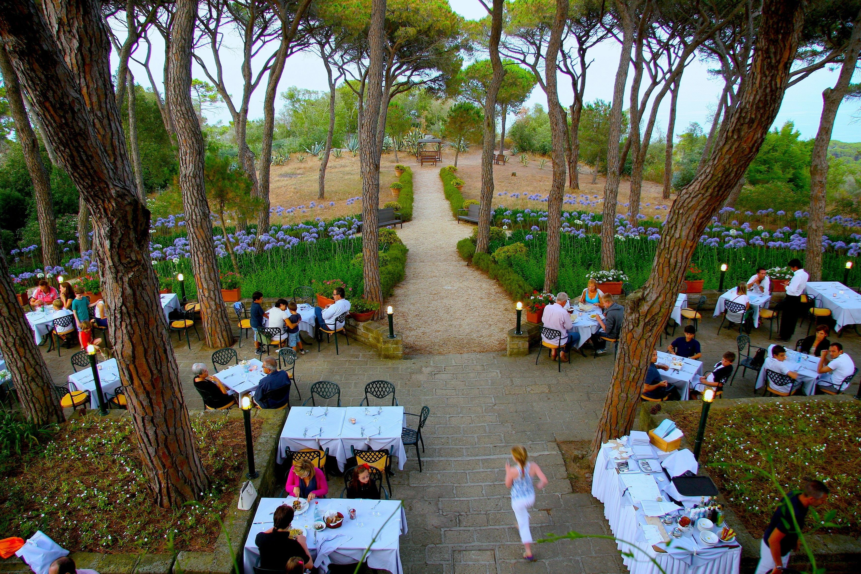 3 من المطاعم، حيث تُقدم وجبات الإفطار، الغداء، العشاء، الأطباق الإيطالية