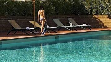 Outdoor pool, pool umbrellas, sun loungers