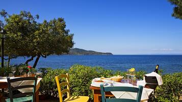 3 restaurants, breakfast, lunch, dinner served; Italian cuisine