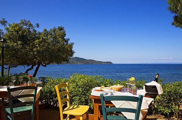 3 restaurants, breakfast, lunch, dinner served; Italian cuisine - Tenuta delle Ripalte (Capoliveri)