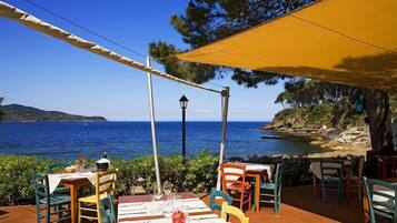 3 restaurants, breakfast, lunch, dinner served; Italian cuisine