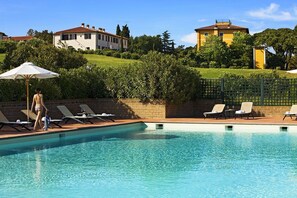 Outdoor pool, pool umbrellas, sun loungers - Tenuta delle Ripalte (Capoliveri)