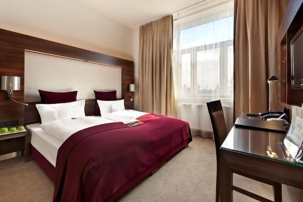 1 bedroom, hypo-allergenic bedding, minibar, in-room safe