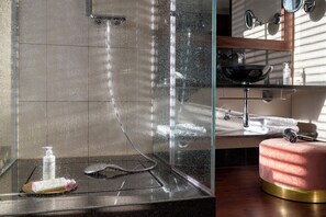 Habitación individual superior, 1 cama individual | Baño | Ducha, artículos de higiene personal de diseño y secador de pelo