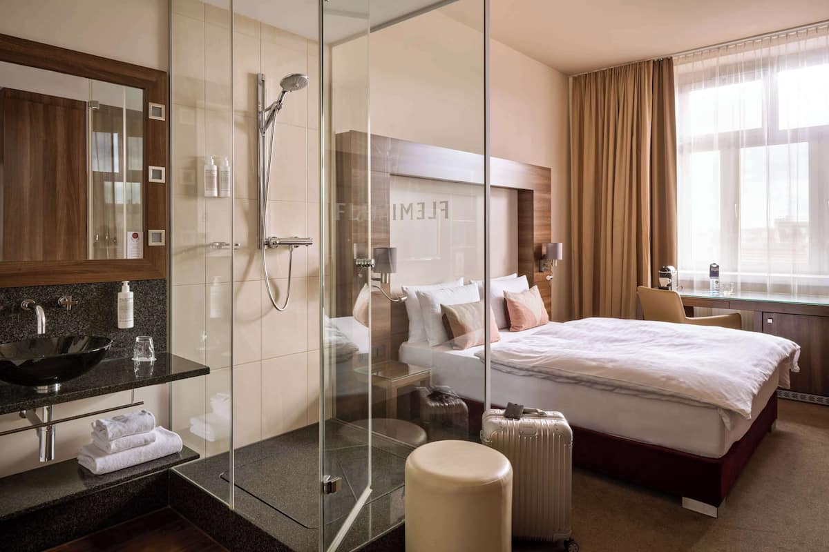 Quarto casal superior (Plus) | Banheiro | Chuveiro, produtos de toalete de grife, secador de cabelo, chinelos