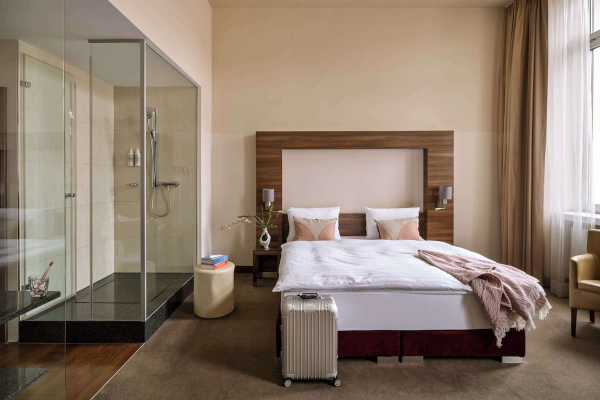 1 quarto, roupas de cama antialérgicas, frigobar, cofres nos quartos
