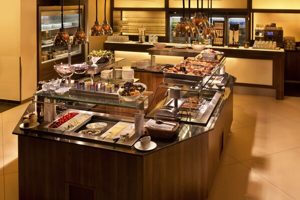 Café da manhã com buffet todos os dias (EUR 28 por pessoa) 