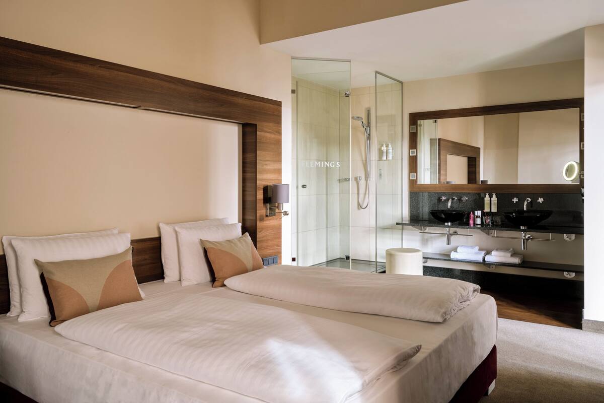 Signature Suite | Hypo-allergenic bedding, in-room safe, desk, blackout curtains