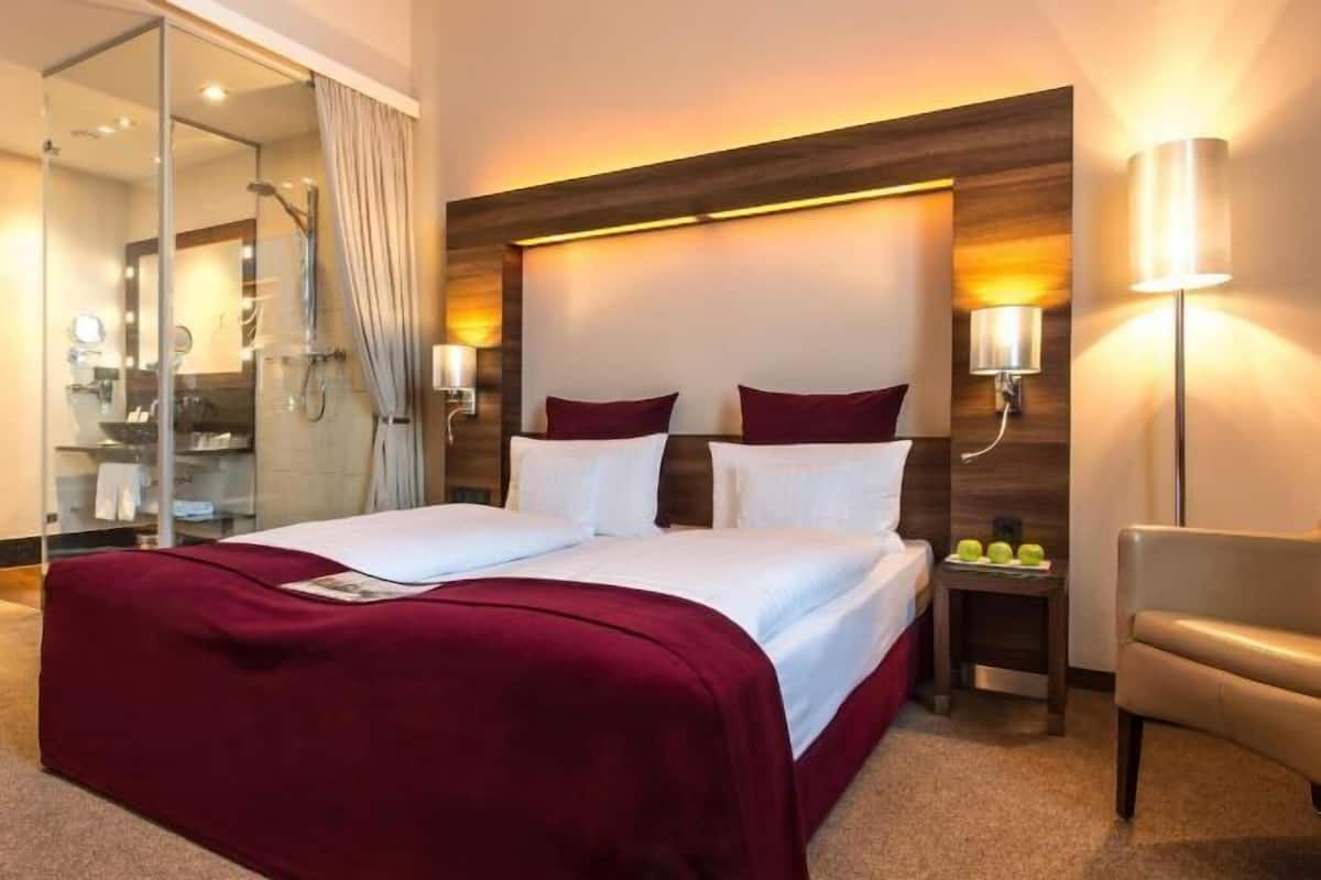 1 bedroom, hypo-allergenic bedding, minibar, in-room safe