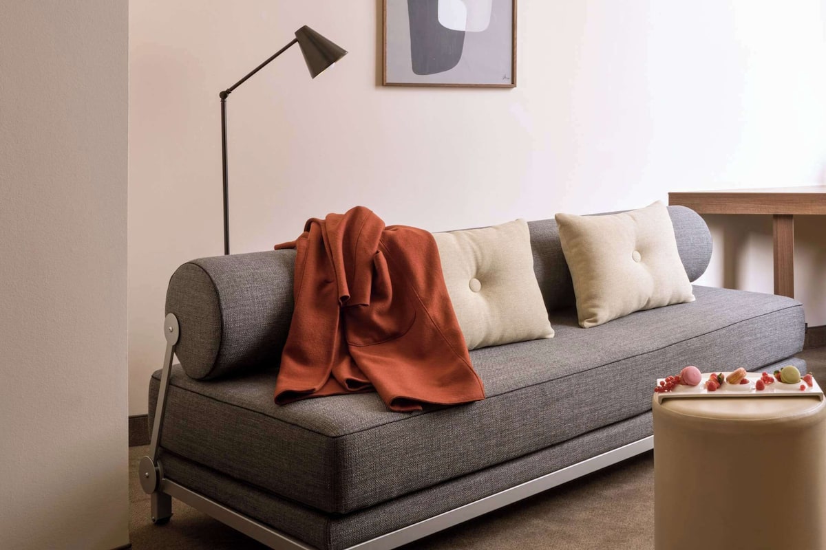 Signature Junior Suite City View | Sala de estar | Smart TV 36 polegadas com canais via satélite, Netflix, livros