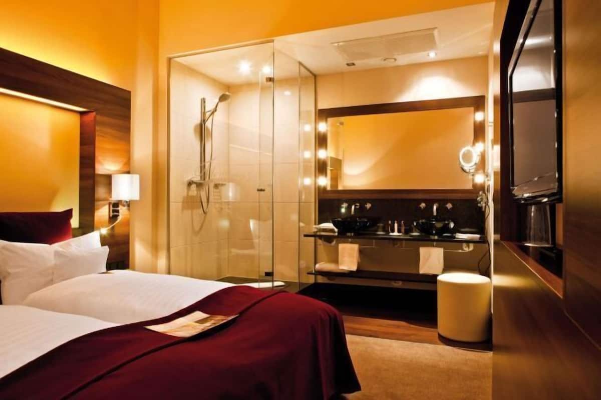 1 bedroom, hypo-allergenic bedding, minibar, in-room safe